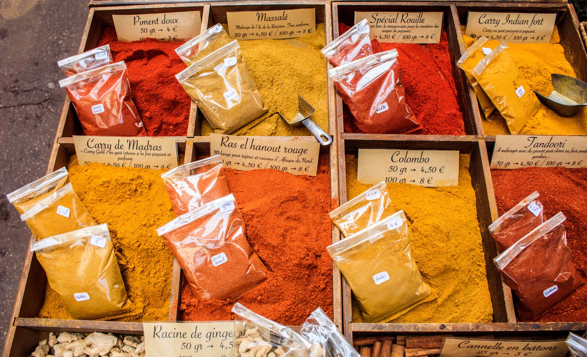 Cours Saleya çiçek ve yemek pazarı