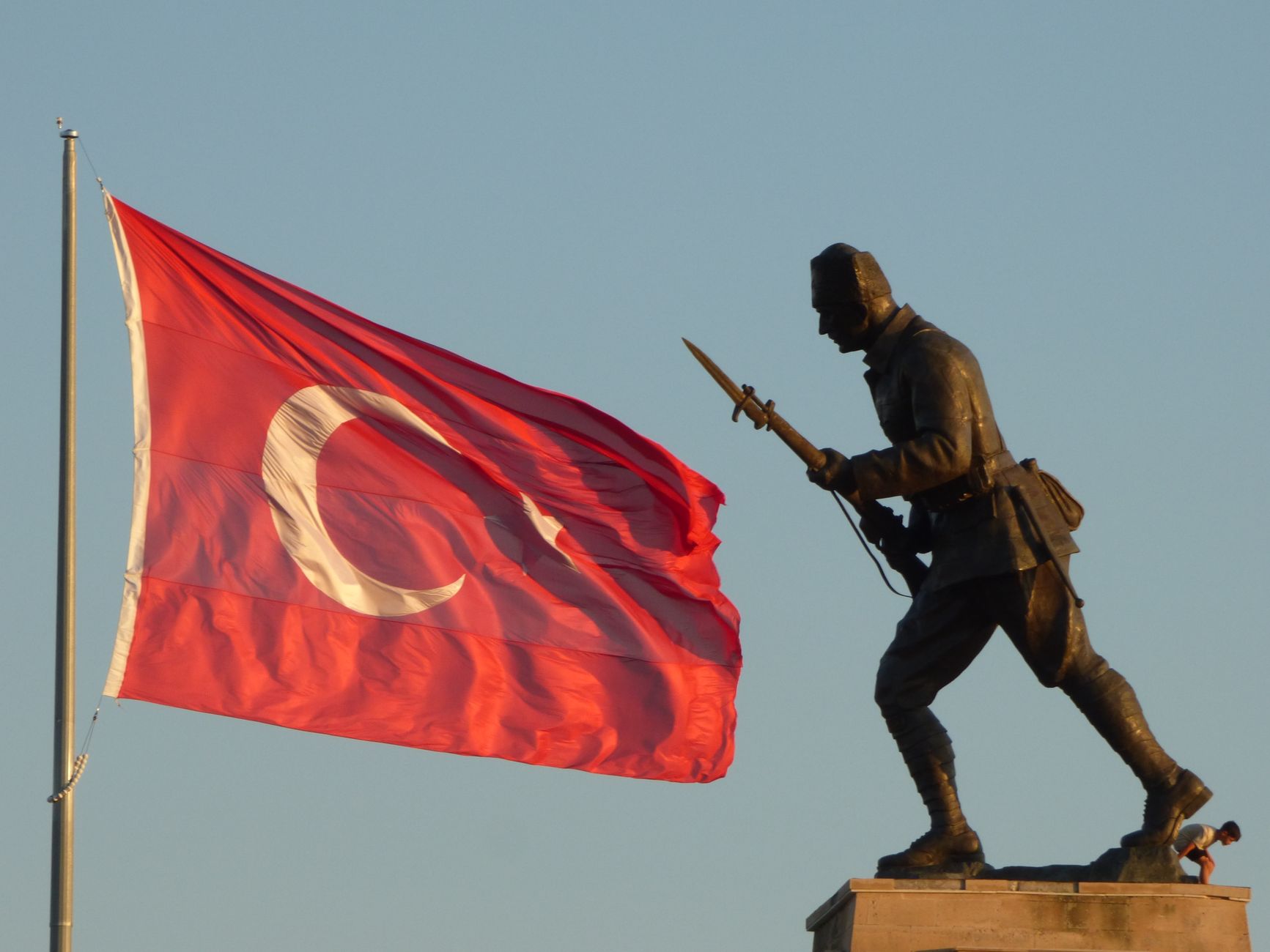 Dumlupınar Şehitliği ve Zafer Anıtı