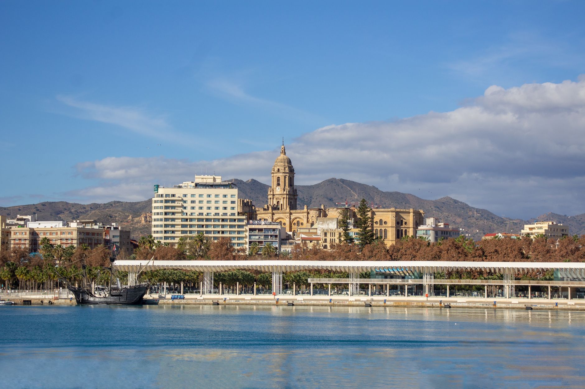 Malagueta plajı ve Muelle Uno