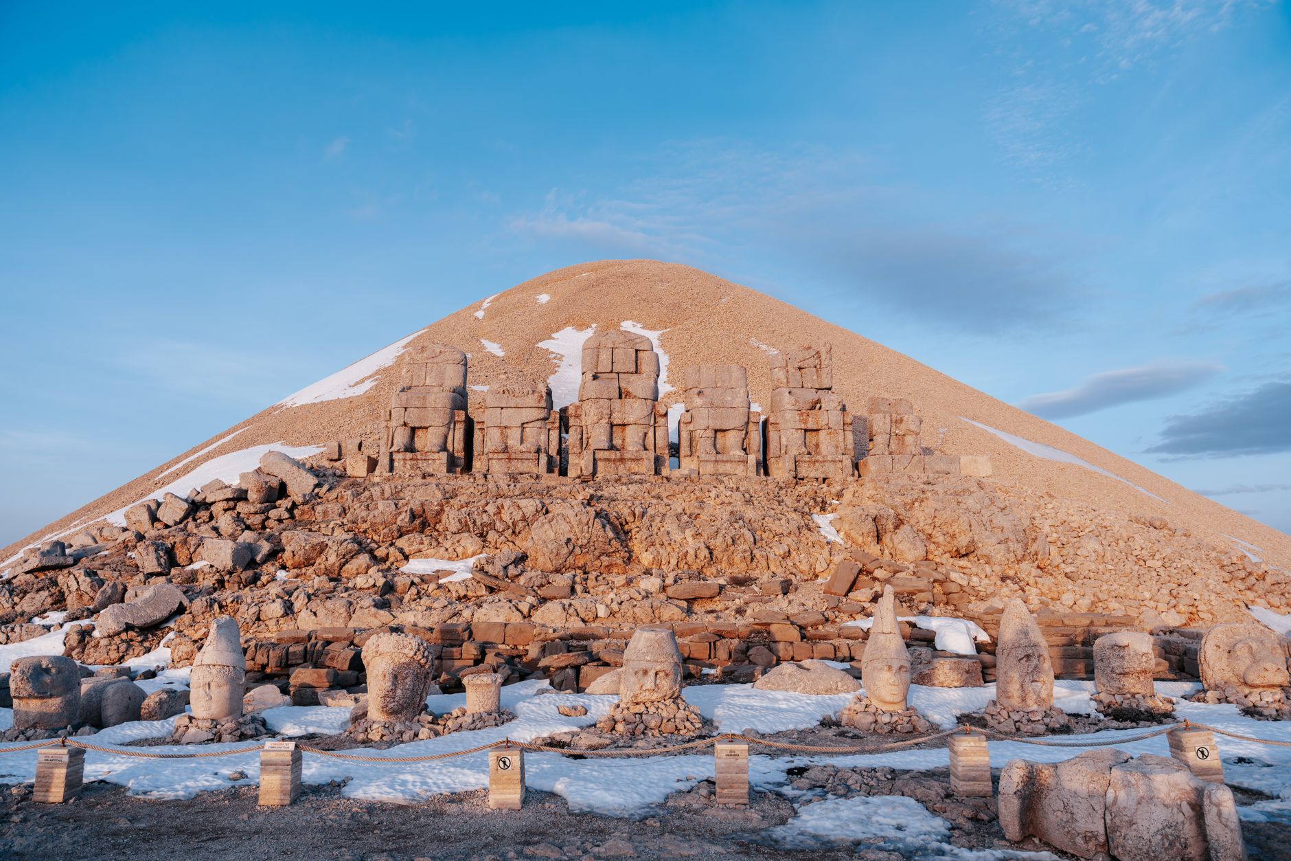Nemrut Dağı dev heykelleri
