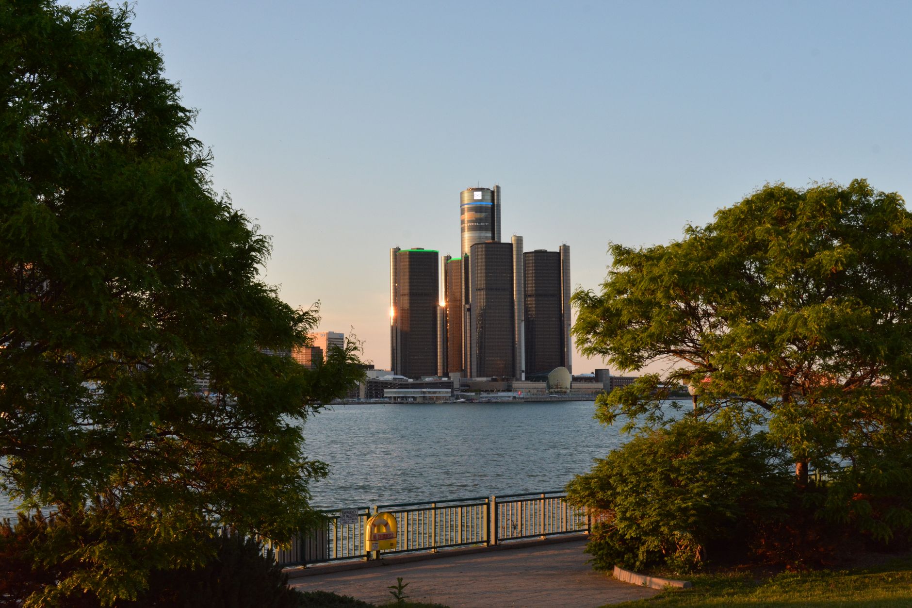 Detroit Nehir Yolu ve Renaissance Center