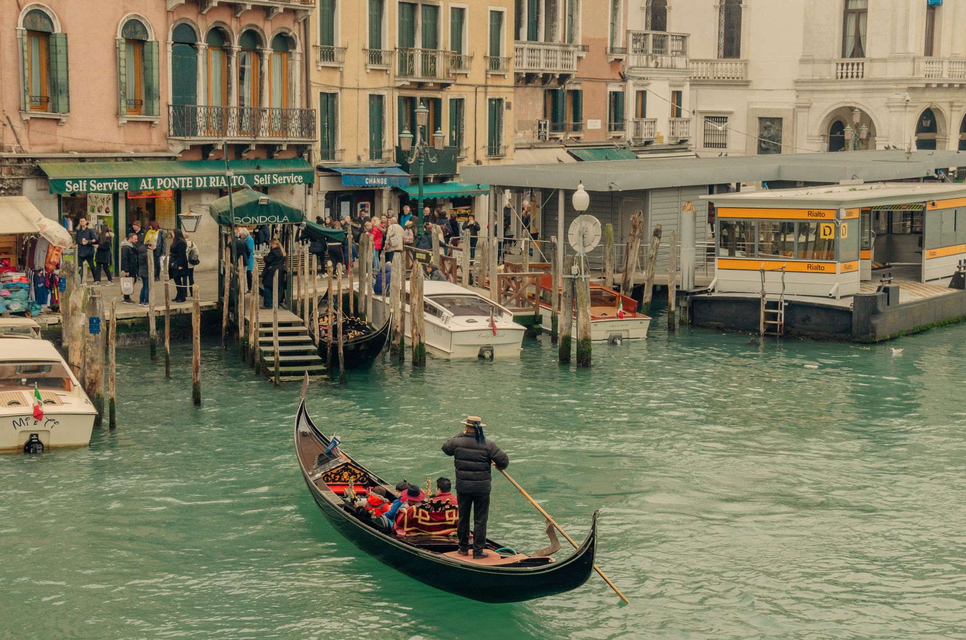 Rialto Köprüsü ve pazarı